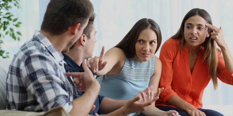 Uno de cada siete españoles rompe lazos familiares o de amistad por política, según estudio sobre polarización