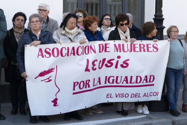 El Ayuntamiento de El Viso del Alcor (Sevilla) ha hecho un llamamiento a los vecinos para guardar un minuto de silencio este domingo ante las puertas del Consistorio, en memoria de la mujer hallada muerta anoche en una vivienda de la localidad, un suceso que se investiga como un posible asesinato machista. EFE/ David Arjona