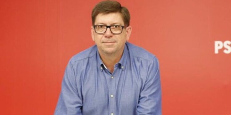 Máxima tensión en el PSOE: Las feministas exigen llevar a Fiscalía las denuncias contra Salazar tras borrar Ferraz su sueldo de 6.700 €