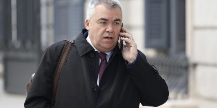 Santos Cerdán cumple por primera vez su obligación judicial en Tafalla