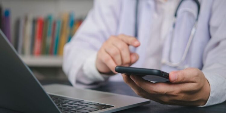 La Gen Z ignora a los médicos: TikTok ya es la principal fuente de información sanitaria, superando a las fuentes oficiales