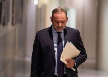 La UCO estrecha el cerco sobre Ábalos: Identifica más entregas de dinero por Carmen Pano y su chófer a un «tercero» tras llevar 90.000 euros al PSOE