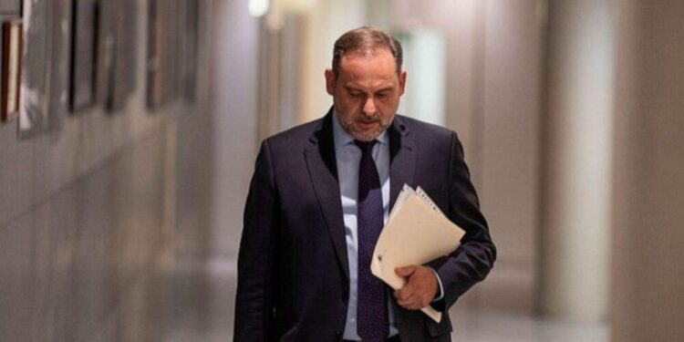 La UCO estrecha el cerco sobre Ábalos: Identifica más entregas de dinero por Carmen Pano y su chófer a un «tercero» tras llevar 90.000 euros al PSOE