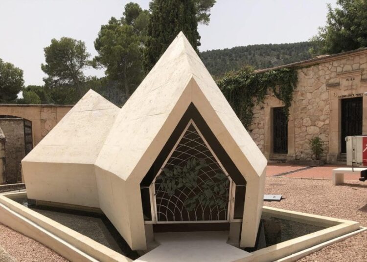 Polémica en Alcoy por la grabación de un rodaje para adultos en el entorno del mausoleo de Camilo Sesto
