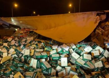 Un tráiler vuelca en la M-50 y deja 20 toneladas de cervezas Mahou esparcidas en la carretera