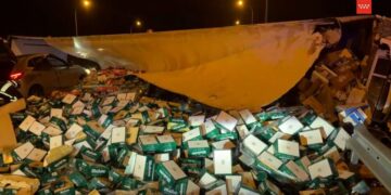 Un tráiler vuelca en la M-50 y deja 20 toneladas de cervezas Mahou esparcidas en la carretera