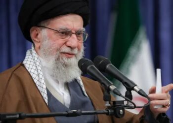 Perfil de Alí Jamenei: el poder absoluto del líder supremo de Irán en el centro de la diana A sus 86 años, el ayatolá concentra el mando político, religioso y militar del país en un momento crítico tras la ofensiva de Estados Unidos e Israel sobre Teherán. La figura de Alí Jamenei se ha erigido, una vez más, como el eje sobre el cual bascula el destino de la República Islámica y la estabilidad de todo Oriente Próximo. En medio de la operación «Furia Épica» lanzada por Washington y Tel Aviv, el líder supremo de Irán, de 86 años, permanece en el centro de todas las miradas. Aunque las autoridades iraníes han desmentido que haya resultado alcanzado en los bombardeos, las declaraciones del presidente estadounidense, Donald Trump, señalando que la ofensiva busca debilitar estructuralmente al régimen, han disparado la incertidumbre sobre su continuidad. +1 Un liderazgo vitalicio con control total Jamenei no es solo un líder religioso; es la máxima autoridad del Estado, situándose jerárquicamente por encima del presidente. Bajo su mando directo se encuentran las Fuerzas Armadas, el poder judicial y los órganos de supervisión electoral. Su capacidad de decisión es final en asuntos de trascendencia global, como el controvertido programa nuclear o las líneas maestras de la política exterior persa. +1 Ante la gravedad del escenario bélico actual, Jamenei ha tomado medidas preventivas para asegurar la supervivencia del sistema teocrático. Según diversas informaciones, el ayatolá habría designado ya a posibles sucesores y reorganizado puestos clave en el Gobierno y el estamento militar para evitar un vacío de poder en caso de fallecimiento o asesinato durante la escalada del conflicto. De la revolución de 1979 a la cúspide del poder Nacido en 1939 en la ciudad de Mashhad, la trayectoria de Jamenei está intrínsecamente ligada al nacimiento de la actual República Islámica. Fue una pieza activa en la revolución de 1979 que derrocó al sha Mohammad Reza Pahlavi. Durante aquellos años de insurgencia, sufrió múltiples detenciones y sobrevivió a un atentado que le provocó secuelas permanentes en su brazo derecho. +2 Su ascenso definitivo comenzó en la década de los ochenta, cuando ocupó la presidencia de Irán durante la cruenta guerra contra Irak. Tras la muerte del fundador del régimen, el ayatolá Ruhollah Jomeini, en 1989, la Asamblea de Expertos le eligió como líder supremo, un cargo de carácter vitalicio que ostenta desde hace más de tres décadas. Un estratega de la confrontación regional Bajo su dilatado mandato, Irán ha expandido significativamente su influencia en Oriente Medio, consolidando lo que Teherán denomina el «eje de la resistencia». Jamenei ha mantenido una confrontación constante con Estados Unidos e Israel, convirtiendo la resistencia exterior en una de las señas de identidad de su liderazgo. En el contexto actual, cualquier dato sobre su estado de salud o los movimientos en torno a su sucesión no solo afecta a la política interna iraní, sino que altera el equilibrio militar y diplomático de una región que contiene el aliento ante la posibilidad de una guerra abierta total.