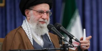 Perfil de Alí Jamenei: el poder absoluto del líder supremo de Irán en el centro de la diana A sus 86 años, el ayatolá concentra el mando político, religioso y militar del país en un momento crítico tras la ofensiva de Estados Unidos e Israel sobre Teherán. La figura de Alí Jamenei se ha erigido, una vez más, como el eje sobre el cual bascula el destino de la República Islámica y la estabilidad de todo Oriente Próximo. En medio de la operación «Furia Épica» lanzada por Washington y Tel Aviv, el líder supremo de Irán, de 86 años, permanece en el centro de todas las miradas. Aunque las autoridades iraníes han desmentido que haya resultado alcanzado en los bombardeos, las declaraciones del presidente estadounidense, Donald Trump, señalando que la ofensiva busca debilitar estructuralmente al régimen, han disparado la incertidumbre sobre su continuidad. +1 Un liderazgo vitalicio con control total Jamenei no es solo un líder religioso; es la máxima autoridad del Estado, situándose jerárquicamente por encima del presidente. Bajo su mando directo se encuentran las Fuerzas Armadas, el poder judicial y los órganos de supervisión electoral. Su capacidad de decisión es final en asuntos de trascendencia global, como el controvertido programa nuclear o las líneas maestras de la política exterior persa. +1 Ante la gravedad del escenario bélico actual, Jamenei ha tomado medidas preventivas para asegurar la supervivencia del sistema teocrático. Según diversas informaciones, el ayatolá habría designado ya a posibles sucesores y reorganizado puestos clave en el Gobierno y el estamento militar para evitar un vacío de poder en caso de fallecimiento o asesinato durante la escalada del conflicto. De la revolución de 1979 a la cúspide del poder Nacido en 1939 en la ciudad de Mashhad, la trayectoria de Jamenei está intrínsecamente ligada al nacimiento de la actual República Islámica. Fue una pieza activa en la revolución de 1979 que derrocó al sha Mohammad Reza Pahlavi. Durante aquellos años de insurgencia, sufrió múltiples detenciones y sobrevivió a un atentado que le provocó secuelas permanentes en su brazo derecho. +2 Su ascenso definitivo comenzó en la década de los ochenta, cuando ocupó la presidencia de Irán durante la cruenta guerra contra Irak. Tras la muerte del fundador del régimen, el ayatolá Ruhollah Jomeini, en 1989, la Asamblea de Expertos le eligió como líder supremo, un cargo de carácter vitalicio que ostenta desde hace más de tres décadas. Un estratega de la confrontación regional Bajo su dilatado mandato, Irán ha expandido significativamente su influencia en Oriente Medio, consolidando lo que Teherán denomina el «eje de la resistencia». Jamenei ha mantenido una confrontación constante con Estados Unidos e Israel, convirtiendo la resistencia exterior en una de las señas de identidad de su liderazgo. En el contexto actual, cualquier dato sobre su estado de salud o los movimientos en torno a su sucesión no solo afecta a la política interna iraní, sino que altera el equilibrio militar y diplomático de una región que contiene el aliento ante la posibilidad de una guerra abierta total.