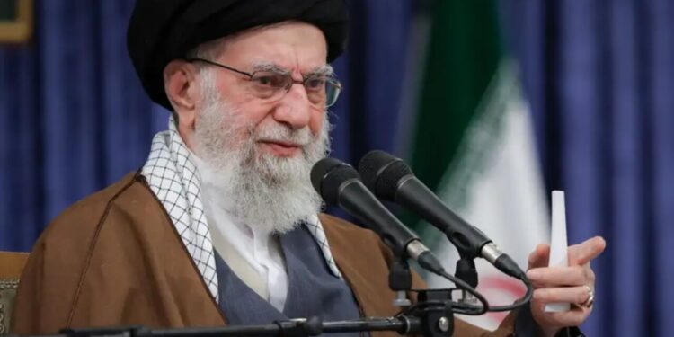 Perfil de Alí Jamenei: el poder absoluto del líder supremo de Irán en el centro de la diana A sus 86 años, el ayatolá concentra el mando político, religioso y militar del país en un momento crítico tras la ofensiva de Estados Unidos e Israel sobre Teherán. La figura de Alí Jamenei se ha erigido, una vez más, como el eje sobre el cual bascula el destino de la República Islámica y la estabilidad de todo Oriente Próximo. En medio de la operación «Furia Épica» lanzada por Washington y Tel Aviv, el líder supremo de Irán, de 86 años, permanece en el centro de todas las miradas. Aunque las autoridades iraníes han desmentido que haya resultado alcanzado en los bombardeos, las declaraciones del presidente estadounidense, Donald Trump, señalando que la ofensiva busca debilitar estructuralmente al régimen, han disparado la incertidumbre sobre su continuidad. +1 Un liderazgo vitalicio con control total Jamenei no es solo un líder religioso; es la máxima autoridad del Estado, situándose jerárquicamente por encima del presidente. Bajo su mando directo se encuentran las Fuerzas Armadas, el poder judicial y los órganos de supervisión electoral. Su capacidad de decisión es final en asuntos de trascendencia global, como el controvertido programa nuclear o las líneas maestras de la política exterior persa. +1 Ante la gravedad del escenario bélico actual, Jamenei ha tomado medidas preventivas para asegurar la supervivencia del sistema teocrático. Según diversas informaciones, el ayatolá habría designado ya a posibles sucesores y reorganizado puestos clave en el Gobierno y el estamento militar para evitar un vacío de poder en caso de fallecimiento o asesinato durante la escalada del conflicto. De la revolución de 1979 a la cúspide del poder Nacido en 1939 en la ciudad de Mashhad, la trayectoria de Jamenei está intrínsecamente ligada al nacimiento de la actual República Islámica. Fue una pieza activa en la revolución de 1979 que derrocó al sha Mohammad Reza Pahlavi. Durante aquellos años de insurgencia, sufrió múltiples detenciones y sobrevivió a un atentado que le provocó secuelas permanentes en su brazo derecho. +2 Su ascenso definitivo comenzó en la década de los ochenta, cuando ocupó la presidencia de Irán durante la cruenta guerra contra Irak. Tras la muerte del fundador del régimen, el ayatolá Ruhollah Jomeini, en 1989, la Asamblea de Expertos le eligió como líder supremo, un cargo de carácter vitalicio que ostenta desde hace más de tres décadas. Un estratega de la confrontación regional Bajo su dilatado mandato, Irán ha expandido significativamente su influencia en Oriente Medio, consolidando lo que Teherán denomina el «eje de la resistencia». Jamenei ha mantenido una confrontación constante con Estados Unidos e Israel, convirtiendo la resistencia exterior en una de las señas de identidad de su liderazgo. En el contexto actual, cualquier dato sobre su estado de salud o los movimientos en torno a su sucesión no solo afecta a la política interna iraní, sino que altera el equilibrio militar y diplomático de una región que contiene el aliento ante la posibilidad de una guerra abierta total.