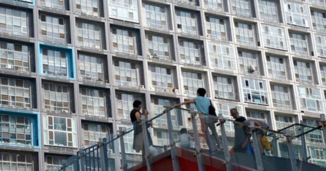 La familia Zhou desafía el urbanismo en China con un edificio de 15 plantas para cien parientes La familia Zhou desafía el urbanismo en China con un edificio de 15 plantas para cien parientes