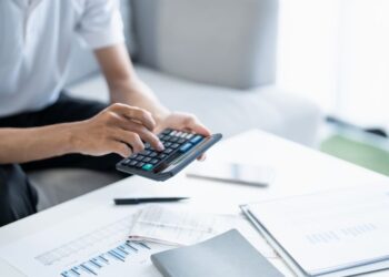 Contribuyente revisando cómo hacer la Declaración de la Renta 2025 paso a paso