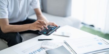 Contribuyente revisando cómo hacer la Declaración de la Renta 2025 paso a paso