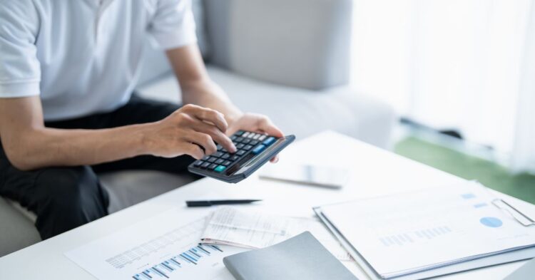 Contribuyente revisando cómo hacer la Declaración de la Renta 2025 paso a paso