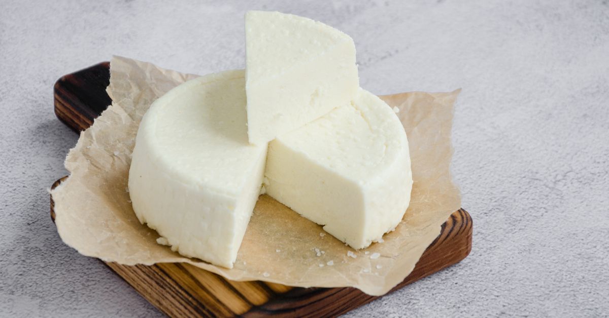 Alerta alimentaria en España: la retirada de quesos frescos por Listeria ya afecta a cuatro marcas