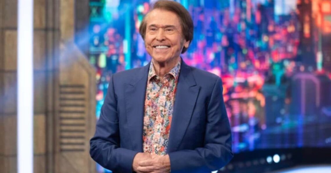 Tenso momento para Raphael en Perú: un espontáneo se abalanza sobre el cantante en pleno recital