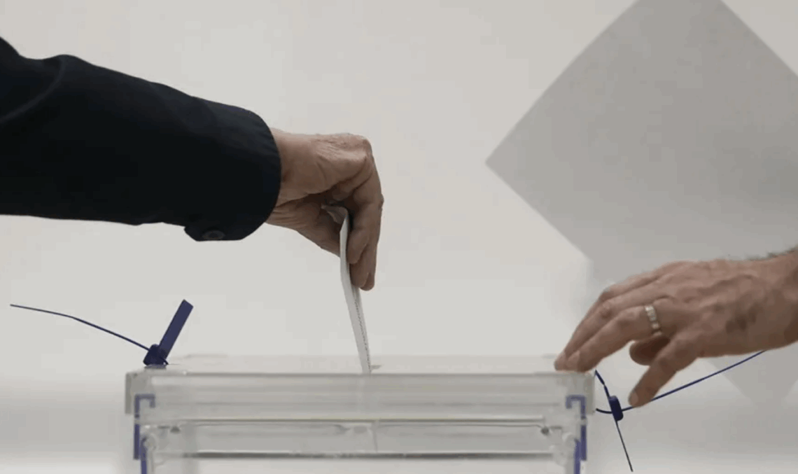 El Defensor del Pueblo recurre al Constitucional por la suspensión del voto a nacionalizados El Defensor del Pueblo recurre al Constitucional por la suspensión del voto a nacionalizados
