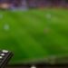 Aficionados siguiendo en televisión la agenda deportiva del fin de semana con F1, Tour de Francia, Wimbledon y Mundial