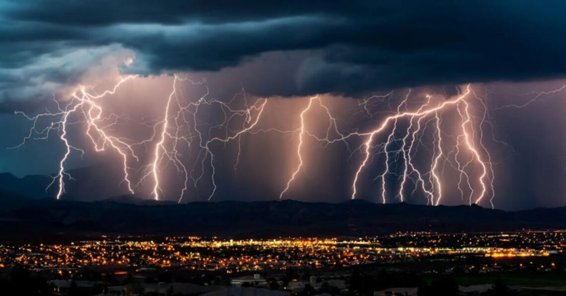 La AEMET avisa del tiempo que llega a España: lluvias y tormentas se extienden y nueve comunidades están en alerta La AEMET avisa del tiempo que llega a España: lluvias y tormentas se extienden y nueve comunidades están en alerta