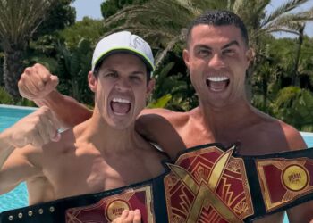 Edu Aguirre y Cristiano Ronaldo posan con el cinturón de campeón de La Velada del Año VI.
