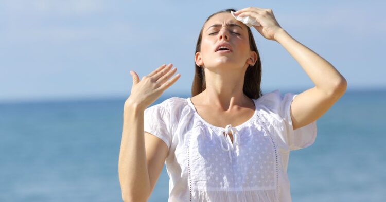 España afronta un fin de semana de calor persistente con recomendaciones sanitarias para evitar golpes de calor.