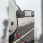 Así se encuentra la N-352 hacia el Tarajal: numerosos inmigrantes avanzan por el lateral de la vía