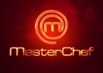 Miembros del jurado de ‘MasterChef’ brindando con copas durante una emisión de RTVE.