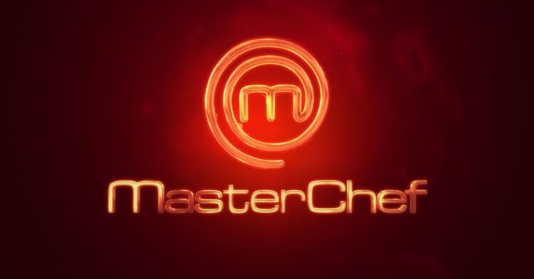 Miembros del jurado de ‘MasterChef’ brindando con copas durante una emisión de RTVE.