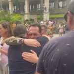 Juan Sergio Redondo recibe aplausos en Ceuta y abraza a un vecino: “No nos vamos a rendir”