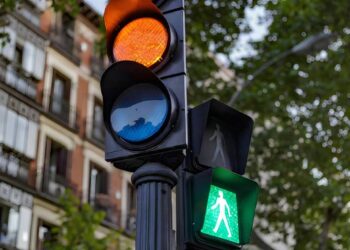 La Ciudad instala nuevos semáforos en varias calles