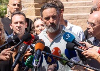 Vox acusa al Gobierno de traición por la crisis de Ceuta y anuncia que activará el artículo 102 de la Constitución