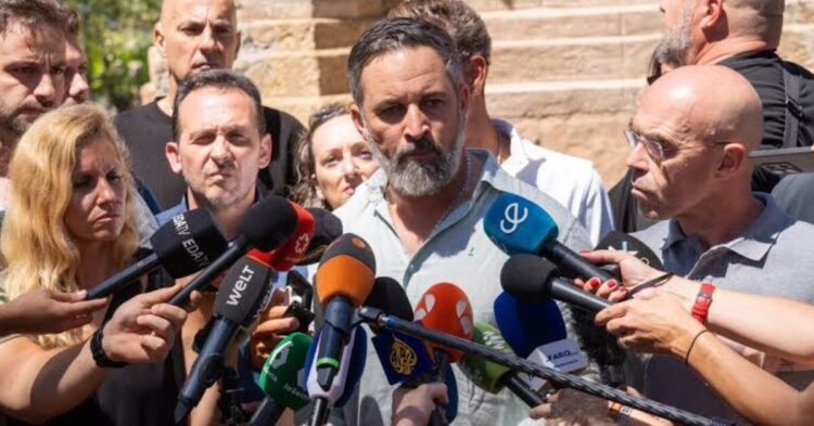 Vox acusa al Gobierno de traición por la crisis de Ceuta y anuncia que activará el artículo 102 de la Constitución Vox acusa al Gobierno de traición por la crisis de Ceuta y anuncia que activará el artículo 102 de la Constitución