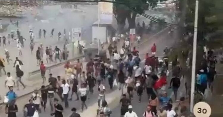 La Policía Nacional dispersa con gases lacrimógenos un altercado masivo durante el reparto de comida en el Trampolín