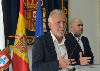 Torres apela a la convivencia en Ceuta y confirma la devolución de los inmigrantes tras su filiación legal