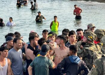 AUME exige al Gobierno autorizar el uso de la fuerza a los militares desplegados en Ceuta ante situaciones de agresión AUME exige al Gobierno autorizar el uso de la fuerza a los militares desplegados en Ceuta ante situaciones de agresión