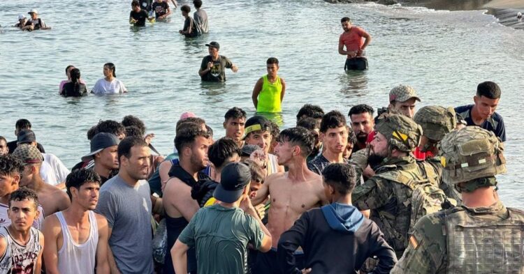 AUME exige al Gobierno autorizar el uso de la fuerza a los militares desplegados en Ceuta ante situaciones de agresión AUME exige al Gobierno autorizar el uso de la fuerza a los militares desplegados en Ceuta ante situaciones de agresión