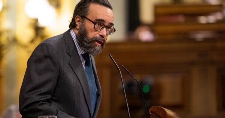 El diputado José María Sánchez denuncia haber sido tachado de «racista» y «cruel», al tiempo que se refiere al ministro como «Trolaños», «mente enferma» o «borrico». El diputado José María Sánchez denuncia haber sido tachado de «racista» y «cruel», al tiempo que se refiere al ministro como «Trolaños», «mente enferma» o «borrico».