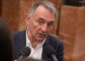 Enrique Santiago (Sumar) niega la colaboración de Marruecos y exige trasladar a los migrantes de Ceuta a la Península Enrique Santiago (Sumar) niega la colaboración de Marruecos y exige trasladar a los migrantes de Ceuta a la Península