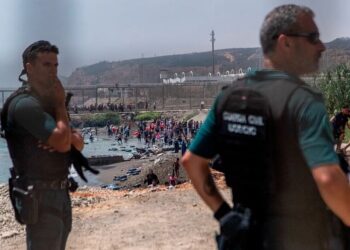 Detenidos dos migrantes en Ceuta tras agredir a un guardia civil durante una persecución en el muelle Alfau Detenidos dos migrantes en Ceuta tras agredir a un guardia civil durante una persecución en el muelle Alfau