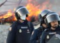 Grupos de manifestantes queman chozas de migrantes en la playa de Benítez tras romper el cordón policial Grupos de manifestantes queman chozas de migrantes en la playa de Benítez tras romper el cordón policial