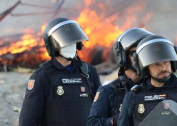 Grupos de manifestantes queman chozas de migrantes en la playa de Benítez tras romper el cordón policial