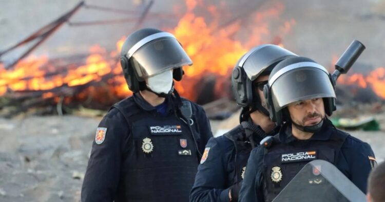 Grupos de manifestantes queman chozas de migrantes en la playa de Benítez tras romper el cordón policial Grupos de manifestantes queman chozas de migrantes en la playa de Benítez tras romper el cordón policial