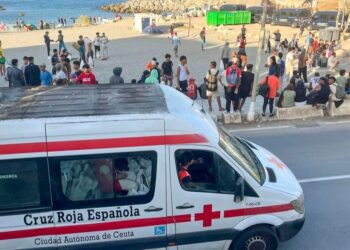 Vecinos de Ceuta bloquean durante horas un camión de Cruz Roja para exigir soluciones a la crisis migratoria Vecinos de Ceuta bloquean durante horas un camión de Cruz Roja para exigir soluciones a la crisis migratoria