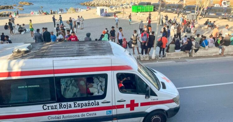 Vecinos de Ceuta bloquean durante horas un camión de Cruz Roja para exigir soluciones a la crisis migratoria