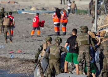 El Juzgado de Ceuta decreta la expulsión del país para 11 de los 12 migrantes detenidos por la agresión a cuatro militares en Benzú El Juzgado de Ceuta decreta la expulsión del país para 11 de los 12 migrantes detenidos por la agresión a cuatro militares en Benzú