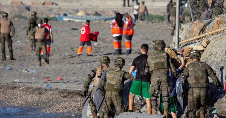 El Juzgado de Ceuta decreta la expulsión del país para 11 de los 12 migrantes detenidos por la agresión a cuatro militares en Benzú