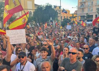 Un centenar de personas se moviliza en Ceuta frente a la Delegación del Gobierno Un centenar de personas se moviliza en Ceuta frente a la Delegación del Gobierno