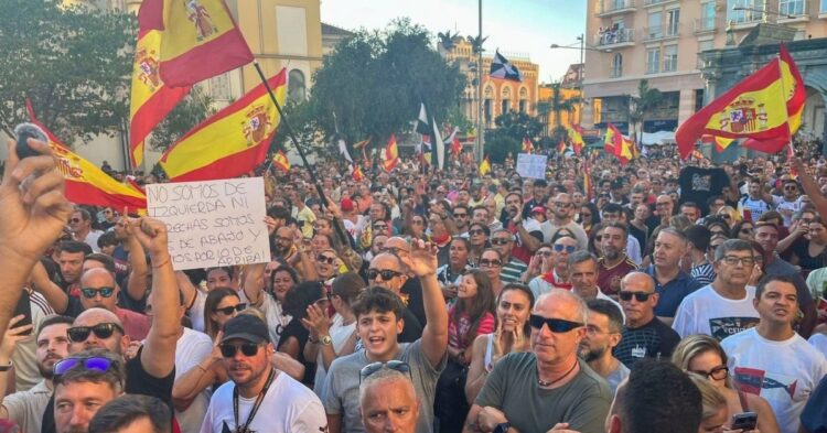 Un centenar de personas se moviliza en Ceuta frente a la Delegación del Gobierno Un centenar de personas se moviliza en Ceuta frente a la Delegación del Gobierno