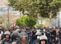 Cargas policiales en Loma Colmenar para contener a cientos de personas que intentaban acceder al recinto de acogida en Ceuta Cargas policiales en Loma Colmenar para contener a cientos de personas que intentaban acceder al recinto de acogida en Ceuta