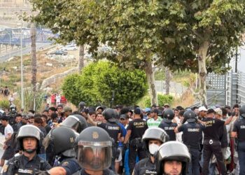 Cargas policiales en Loma Colmenar para contener a cientos de personas que intentaban acceder al recinto de acogida en Ceuta