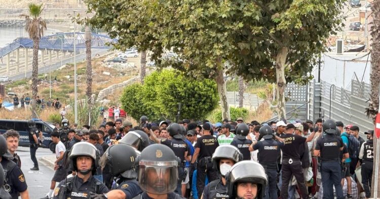 Cargas policiales en Loma Colmenar para contener a cientos de personas que intentaban acceder al recinto de acogida en Ceuta Cargas policiales en Loma Colmenar para contener a cientos de personas que intentaban acceder al recinto de acogida en Ceuta